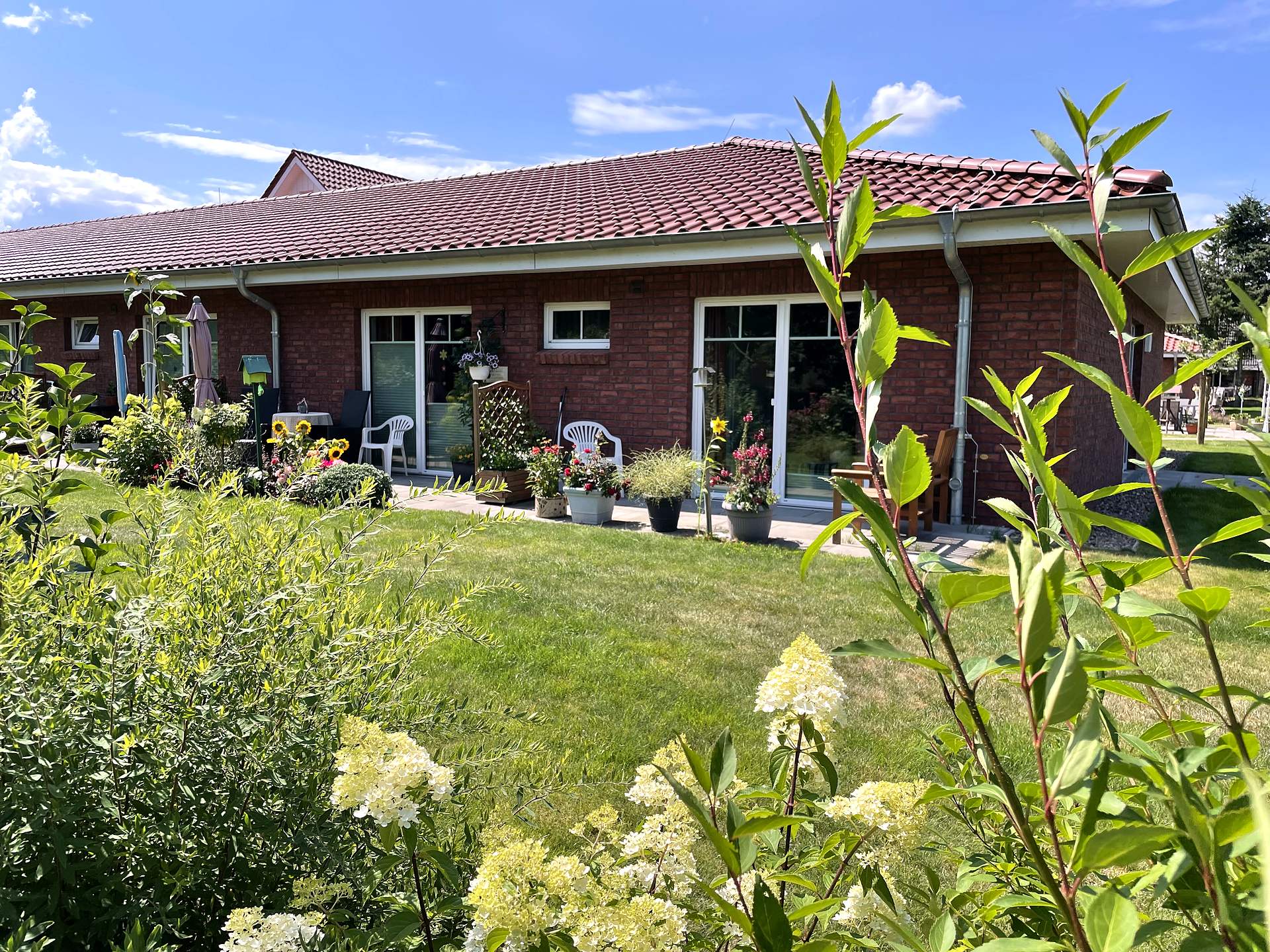 Ebenerdige Zimmer mit Terrassen und Blick in den Garten
