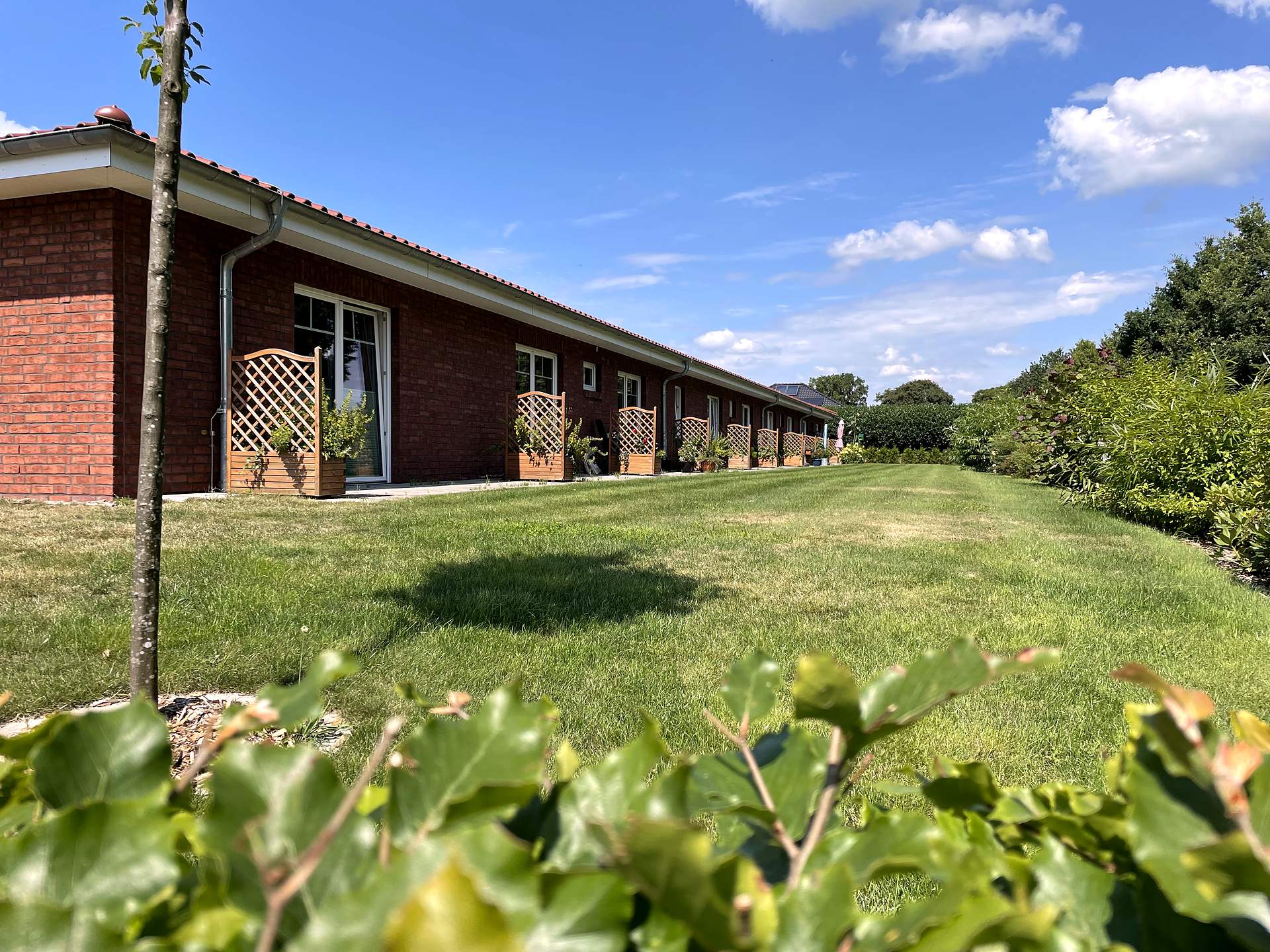 Ebenerdige Zimmer mit Terrassen im Garten
